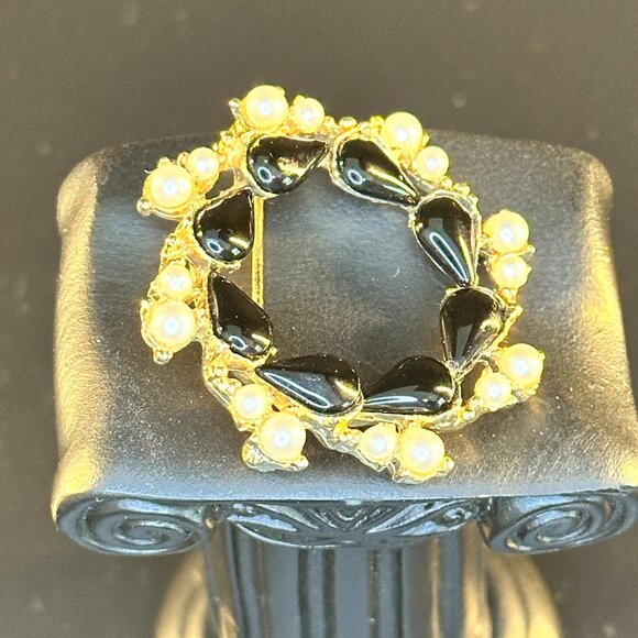 🖤 Vintage Black Enamel & Faux Pearl Wreath Brooch – Elegant Gold-Tone Circle Pi - Picture 2 of 3